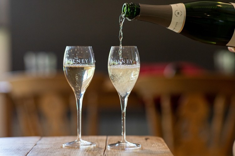 sparking wine serving